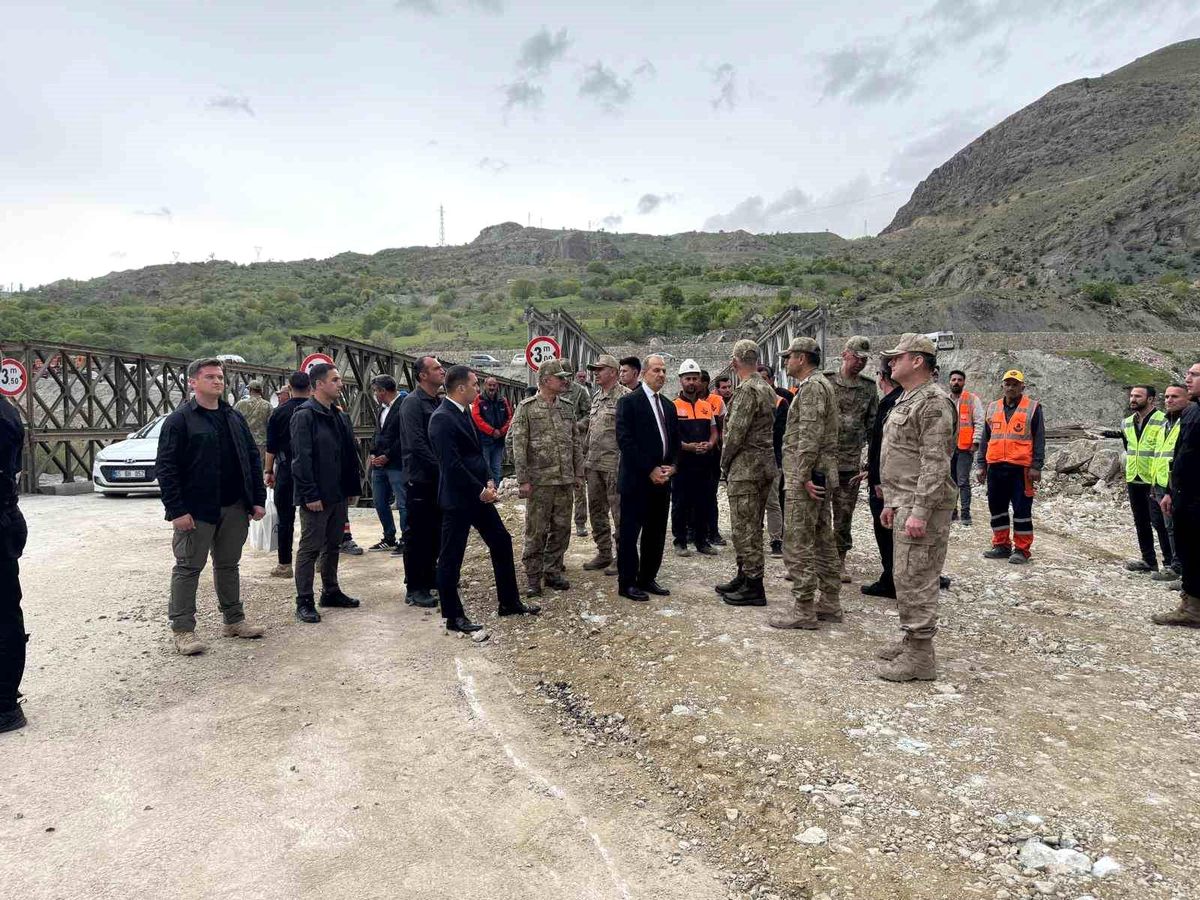 2. Ordu Komutanı Topaloğlu Hakkari-Van yolundaki çalışmaları inceledi