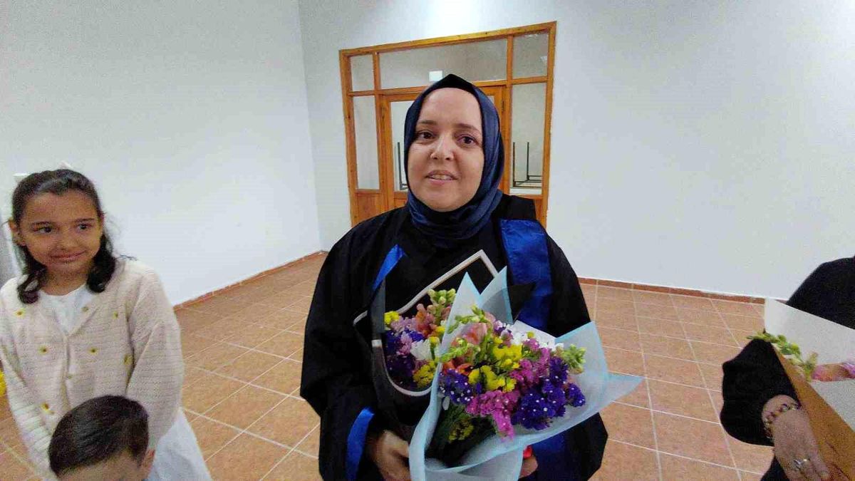 3 çocuk annesi kadın üniversiteyi okul birincisi olarak bitirdi