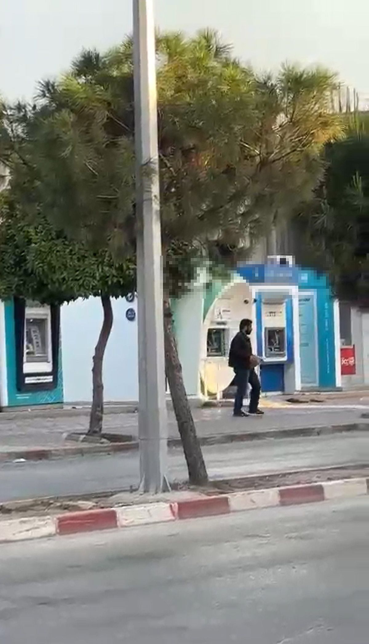 Adana'da ATM'ye taşlı saldırı kamerada