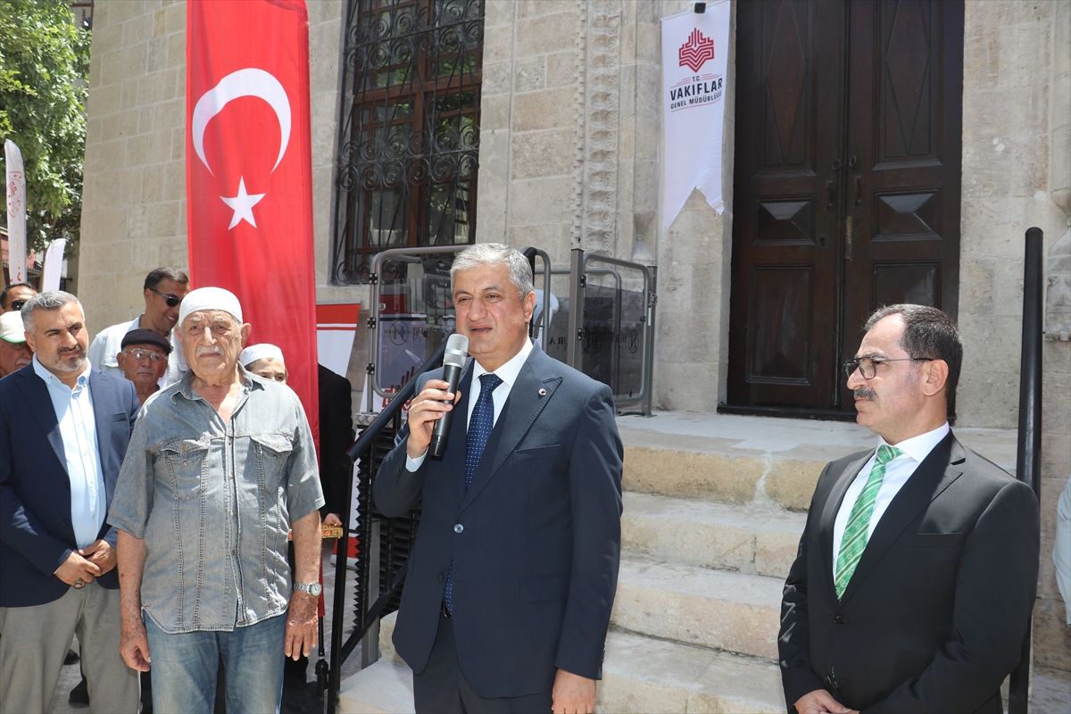 Adana'da depremde hasar gören cami restorasyonun ardından yeniden ibadete açıldı