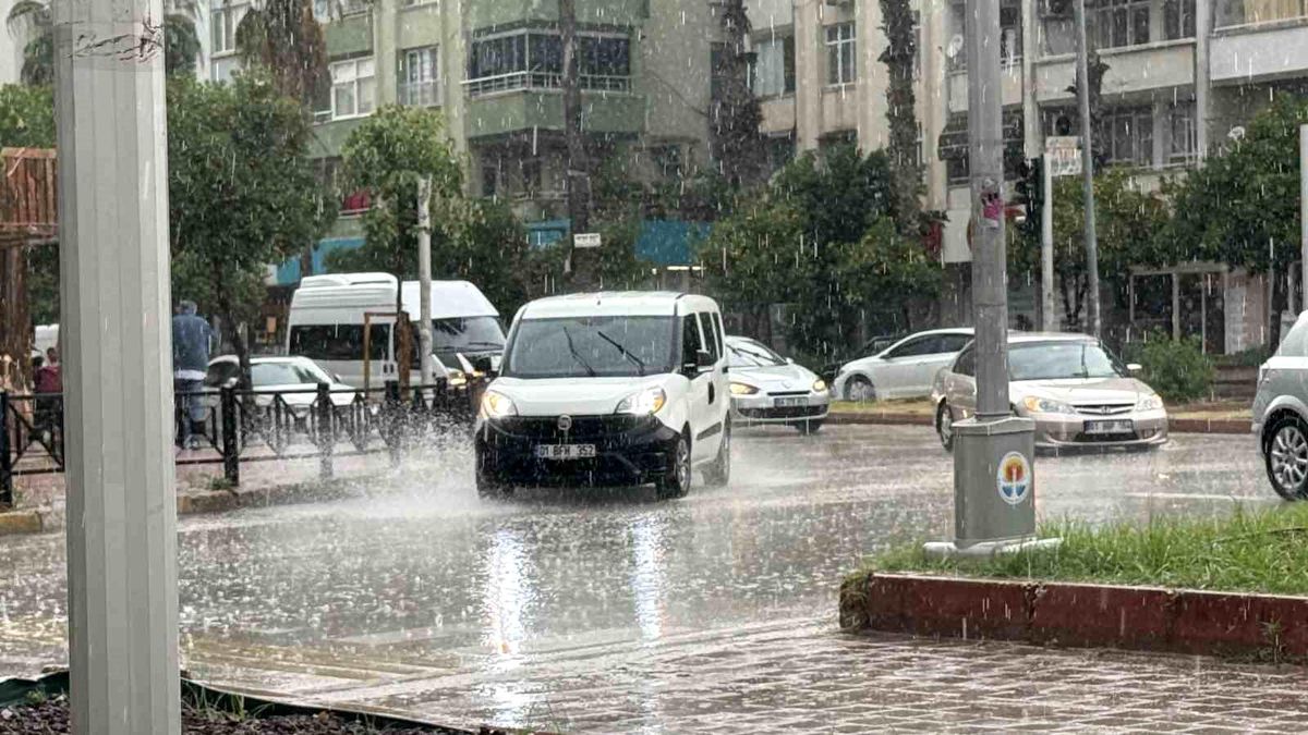 Adana'da Mayıs ortasında şiddetli yağış etkili oldu