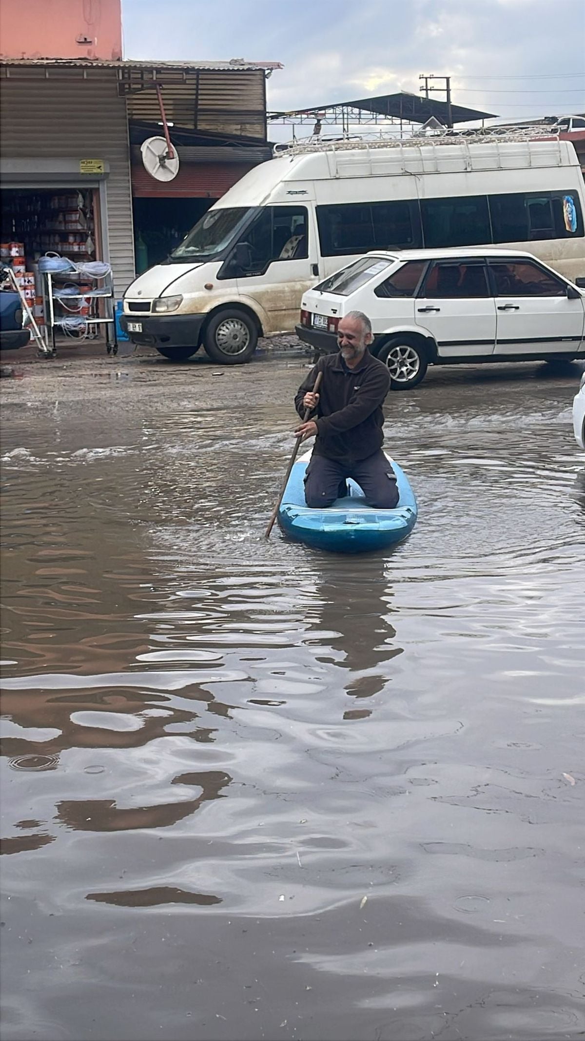 Adana'da sağanak; yollar göle döndü