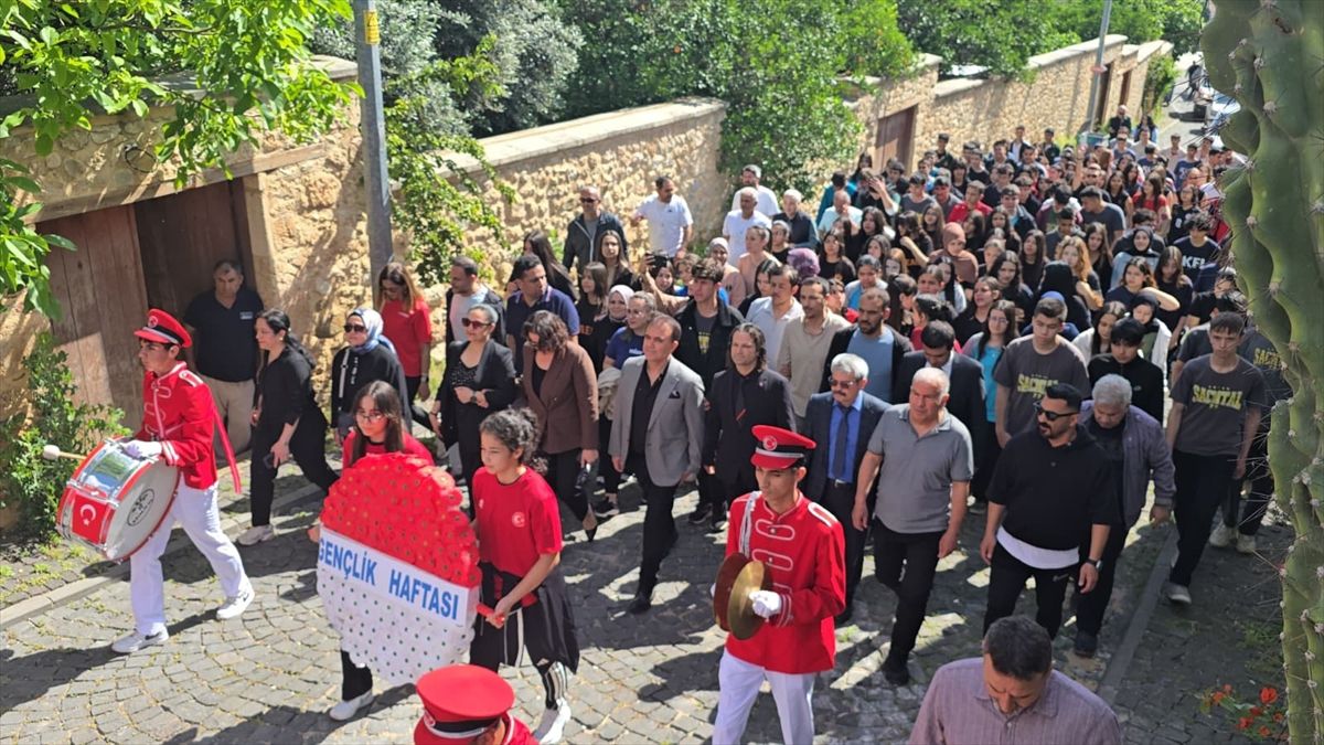 Adana ve Mersin'in ilçelerinde 19 Mayıs Atatürk'ü Anma, Gençlik ve Spor Bayramı kutlandı