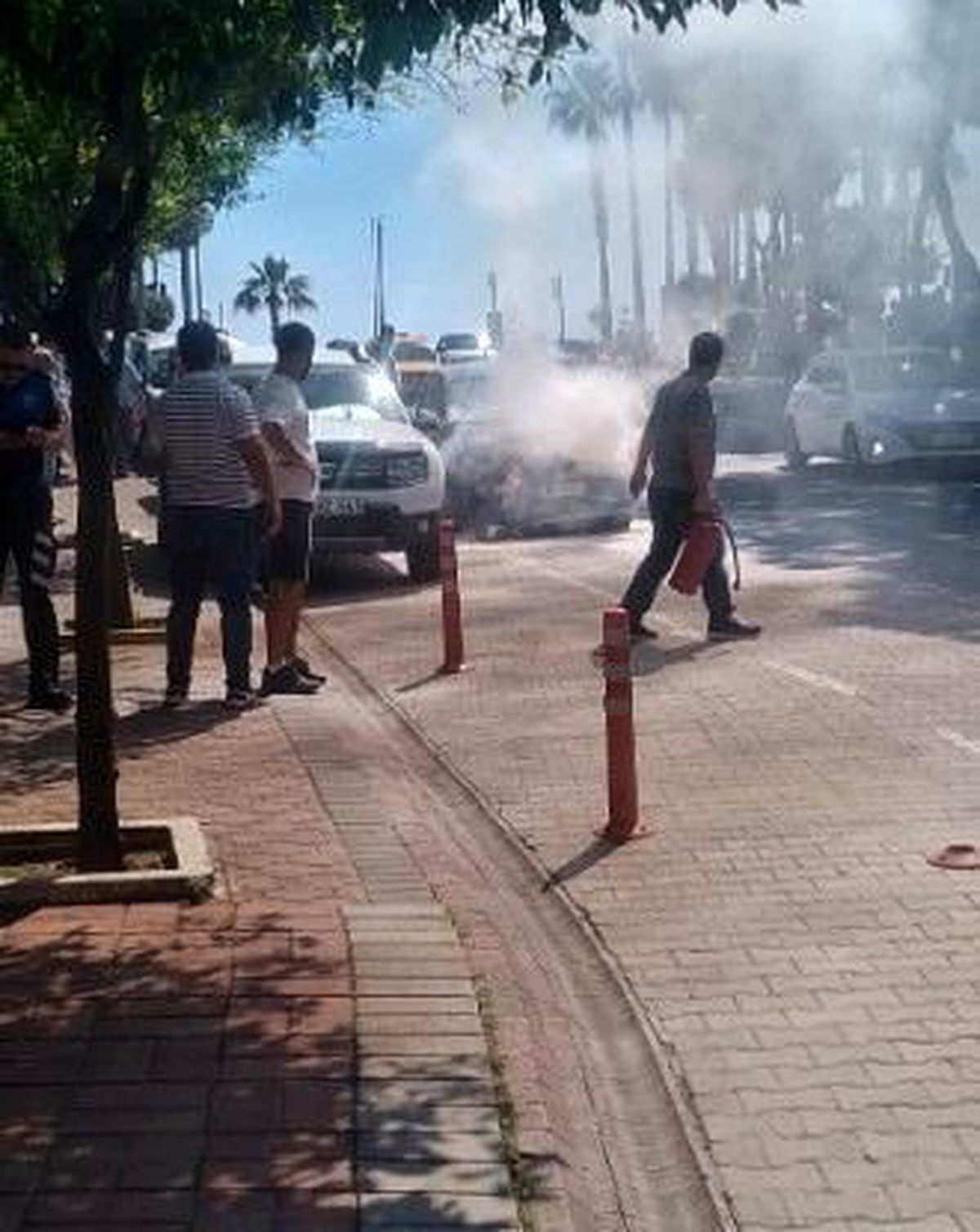 Alanya'da otomobilin motor kısmından dumanlar yükseldi, yangını vatandaş söndürdü