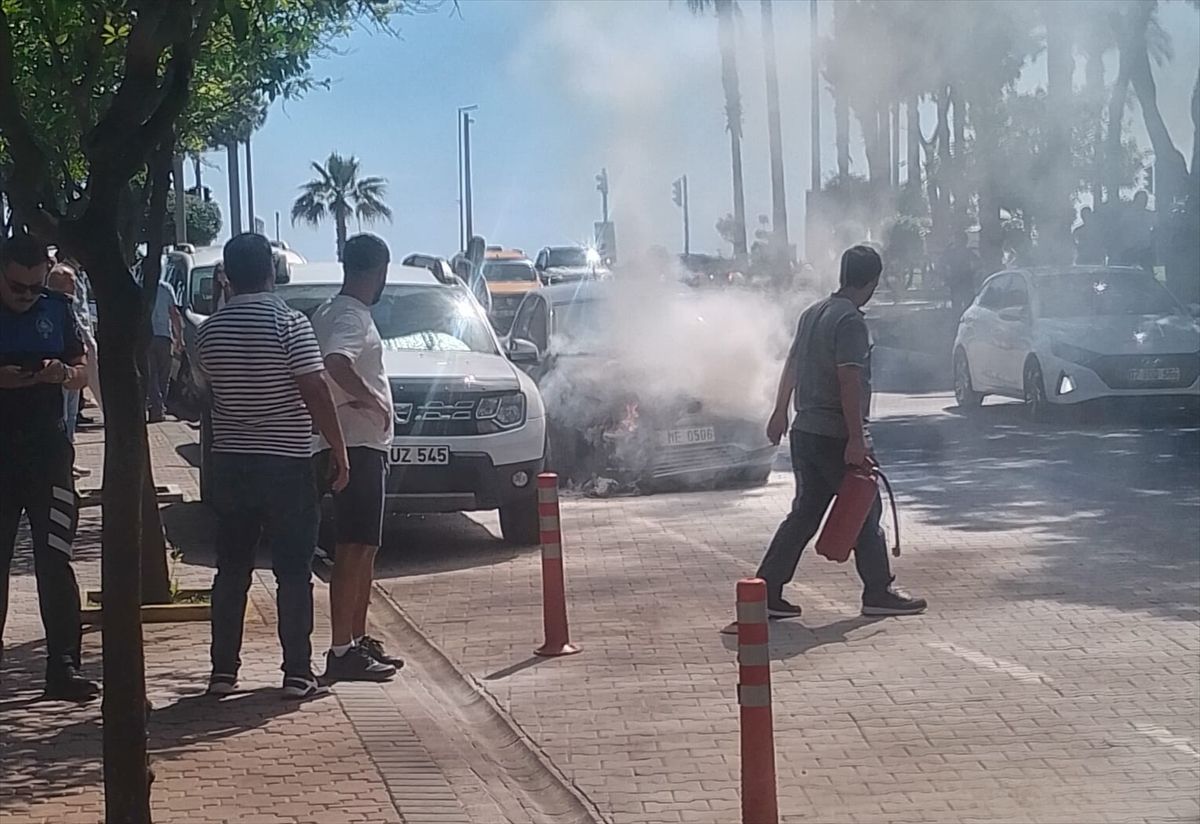 Alanya'da seyir halindeki otomobil yandı