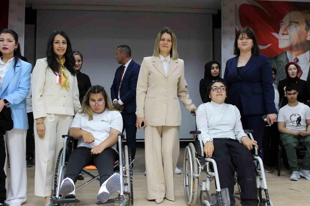 Altıntaş'ta Engelliler Haftası Programında Duygu Dolu Anlar