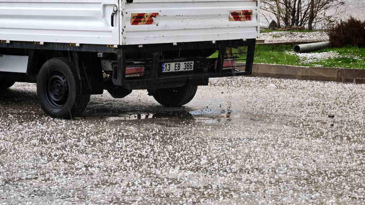Aniden bastıran dolu, sürücülere zor anlar yaşattı