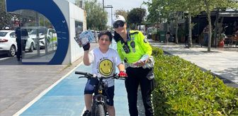 Antalya'da çocuklara 'Polirobot Trafikte' bilgilendirme kartı dağıtıldı