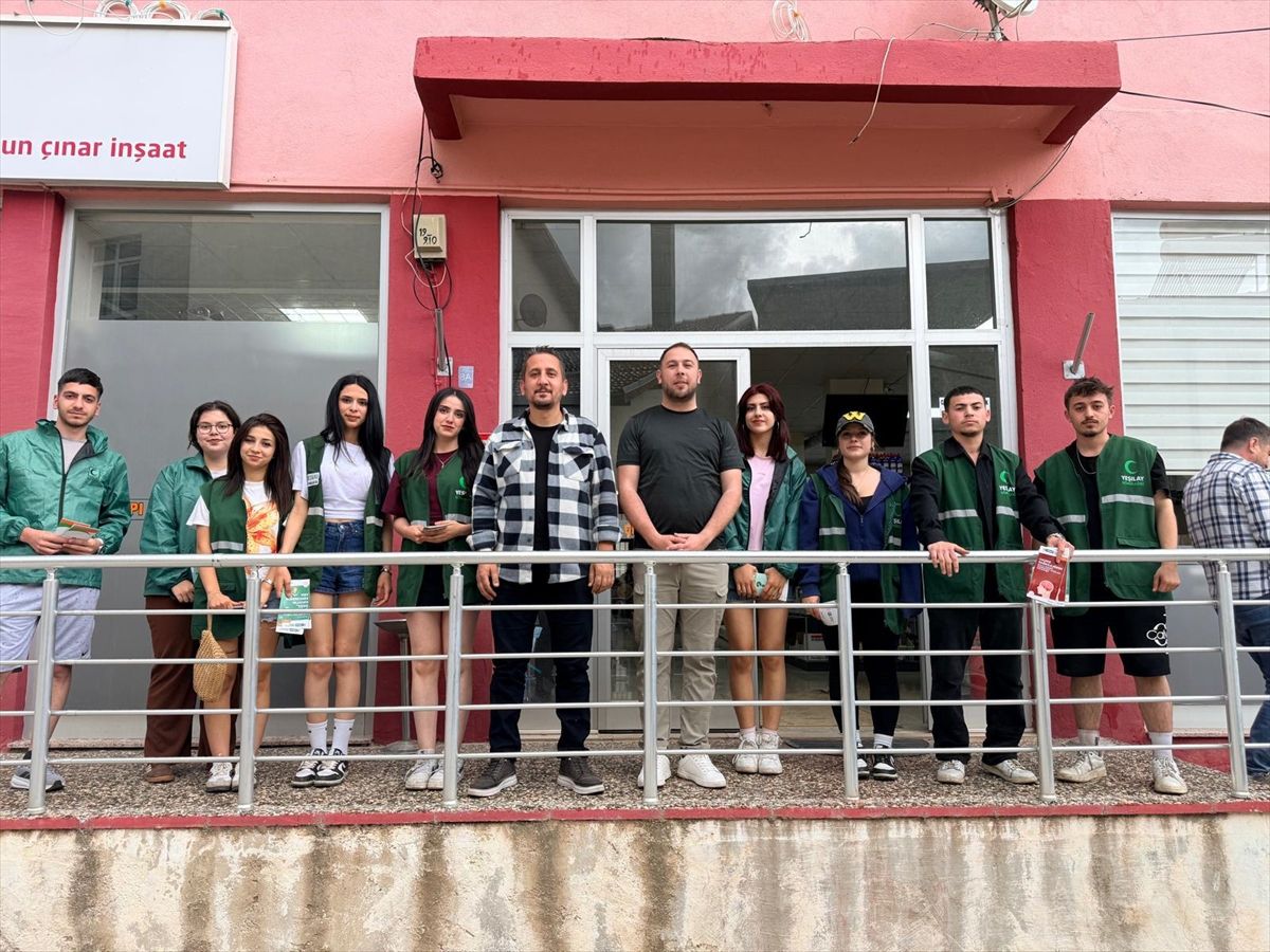 Antalya'da Yeşilay ekipleri bağımlılığı önlemek için sahada