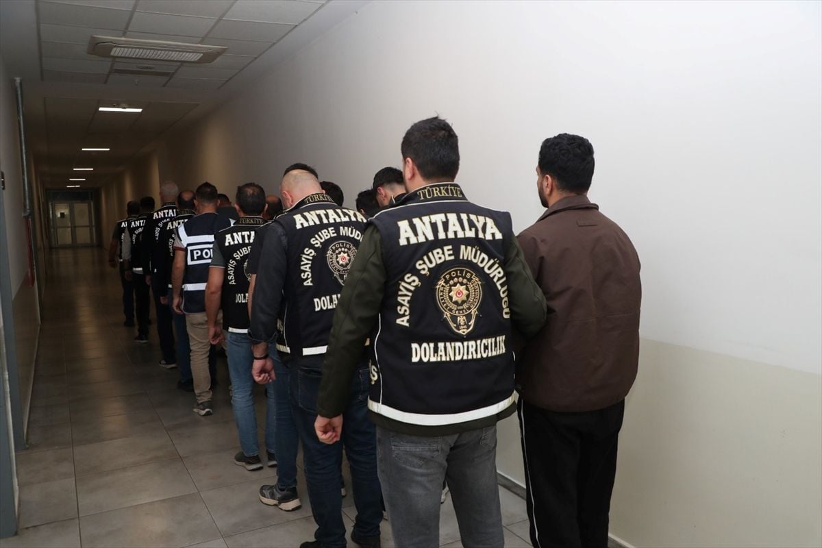 Antalya merkezli dolandırıcılık operasyonunda gözaltına alınan şüphelilerden 14'ü tutuklandı
