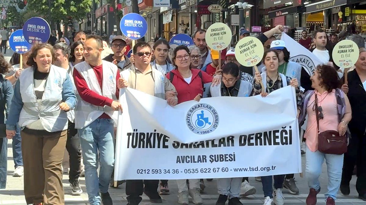 Engelliler Haftası Yürüyüşünde Köpek Gruba Eşlik Etti