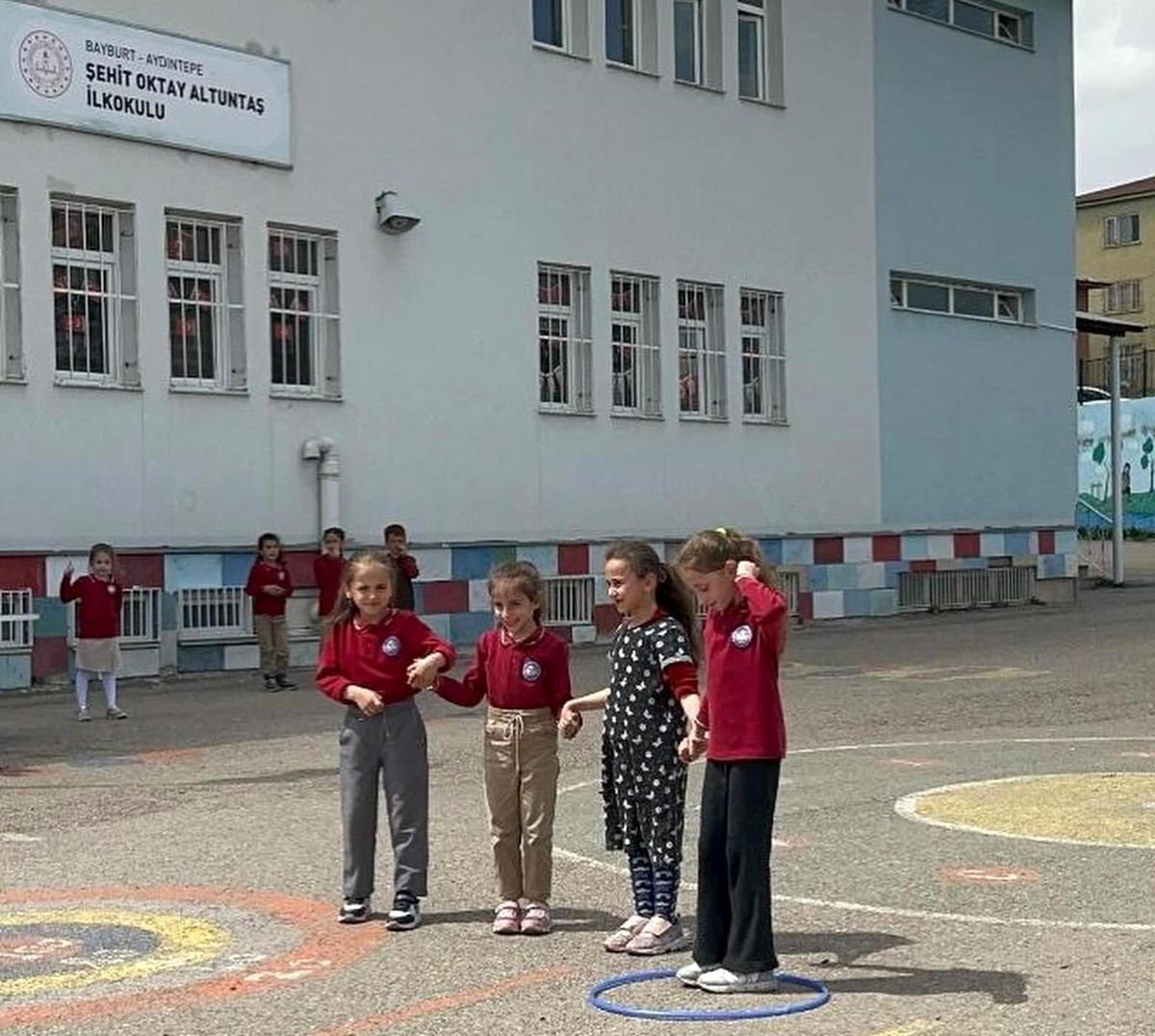 Bayburt'ta Öğrenciler 'Yardımseverlik İstasyonları'nda Paylaşma ve Takım Ruhunu Oyunlarla Öğrendi