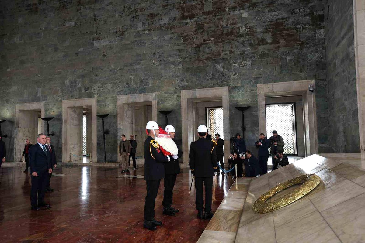 Bakan Bak, Gençlik Haftası'nda Anıtkabir'i ziyaret etti
