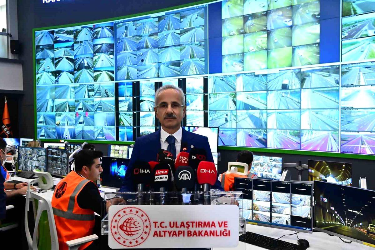 Bakan Uraloğlu: 'AUS Merkezimizde bayram trafiğini anlık olarak takip edeceğiz'