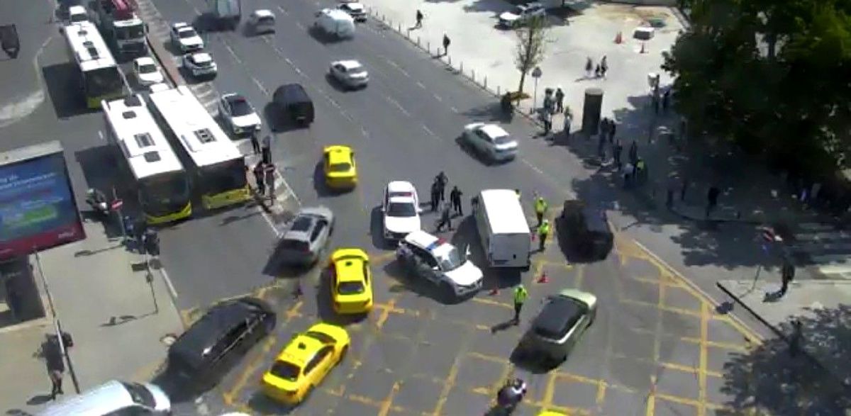 Beşiktaş'ta ticari aracın çarptığı polis ağır yaralandı