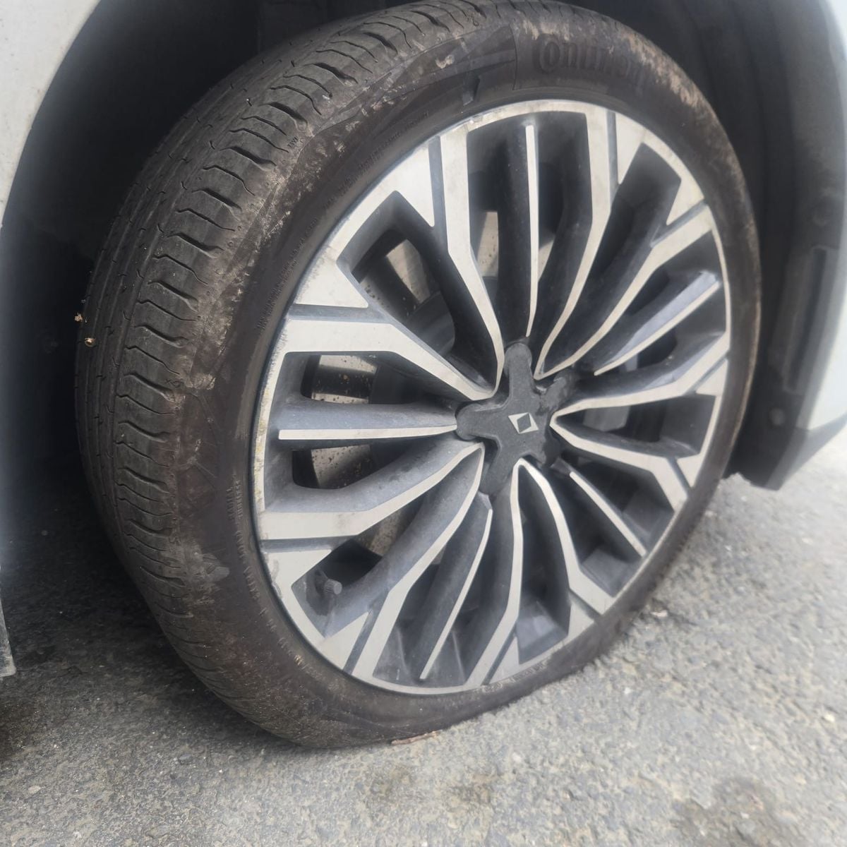 Beyoğlu'nda park halindeki elektrikli aracın 4 lastiği kesildi
