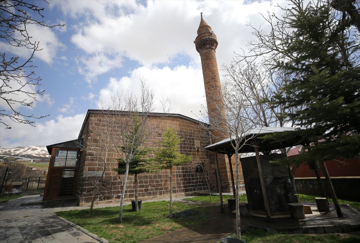 Bitlis'te asırların izini taşıyan Ayasofya Cami ziyaretçilerini tarihi yolculuğa çıkarıyor