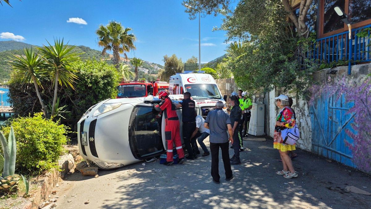 Bodrum'da Yol Kenarındaki Bordürlere Çarpan Otomobil Devrildi: Sürücü Yaralandı