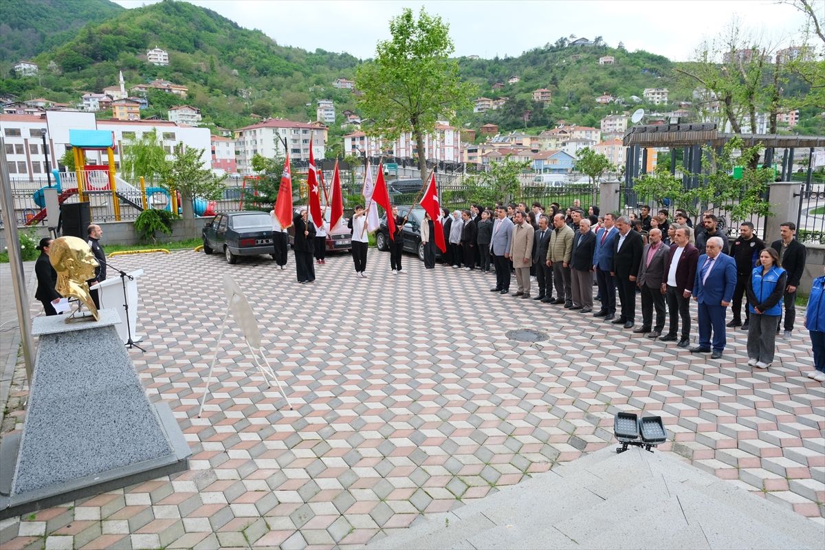 Bozkurt'ta Gençlik Haftası çelenk sunumuyla başladı