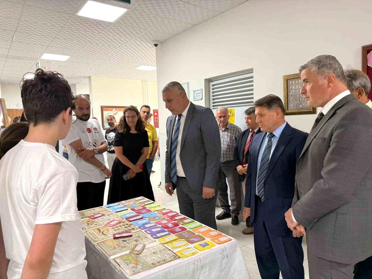 Burhaniye'de TÜBİTAK 4006-A Bilim Fuarı düzenlendi