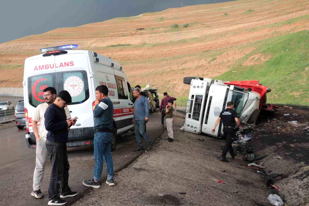Cizre'de peş peşe kazalardan sonra vatandaşlar karayolunu ulaşıma kapattı