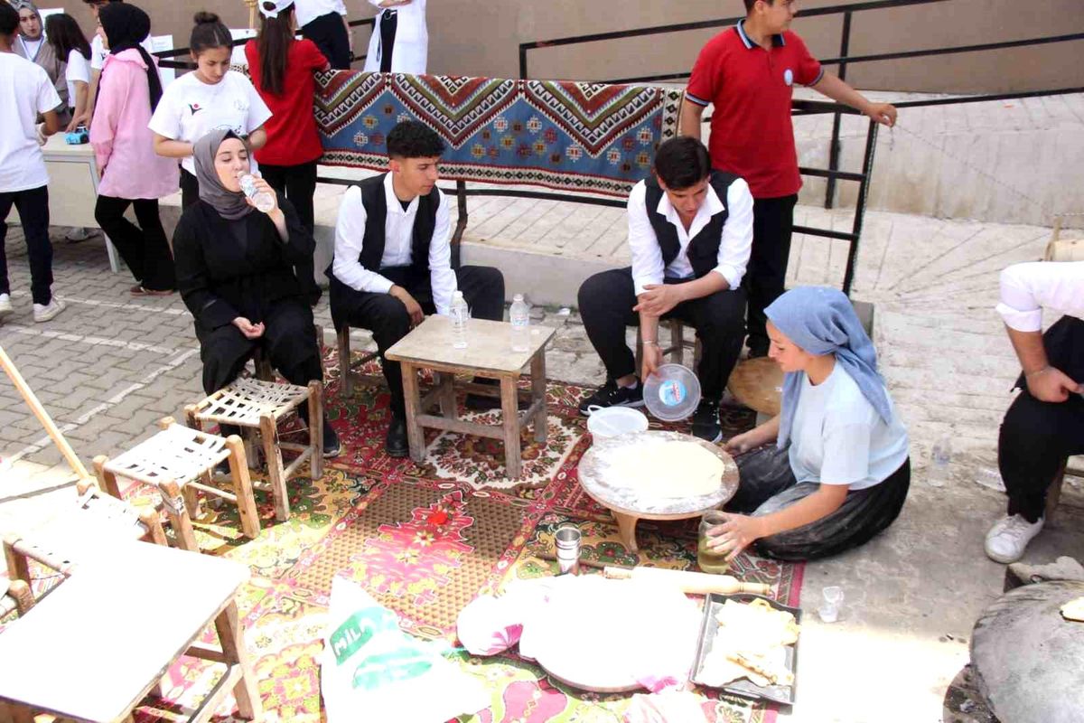 Cizreli öğrencilerden bilim fuarında yöresel lezzet atağı
