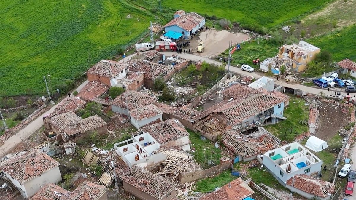 Çorum'da hortum nedeniyle zarar gören Oyaca köyü havadan görüntülendi