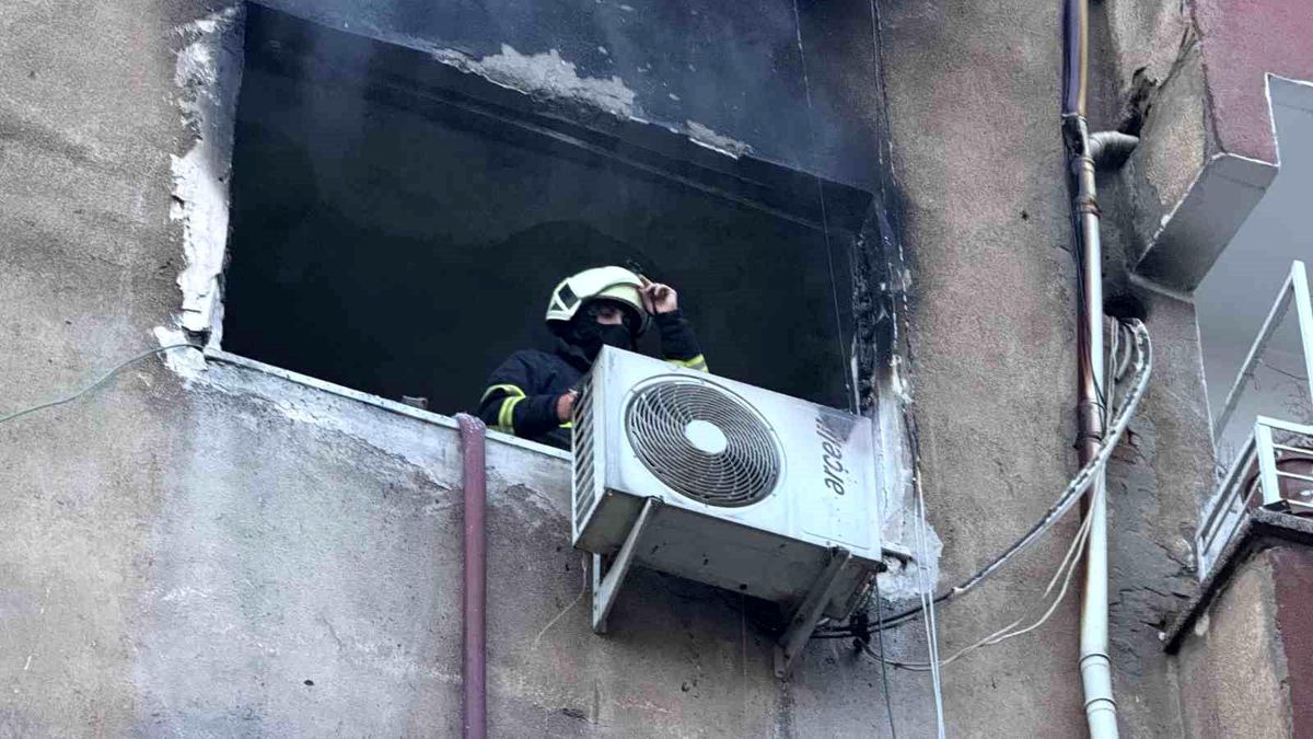 Diyarbakır'da ev yangını: İtfaiye eri yaralandı, 2 kişi dumandan etkilendi