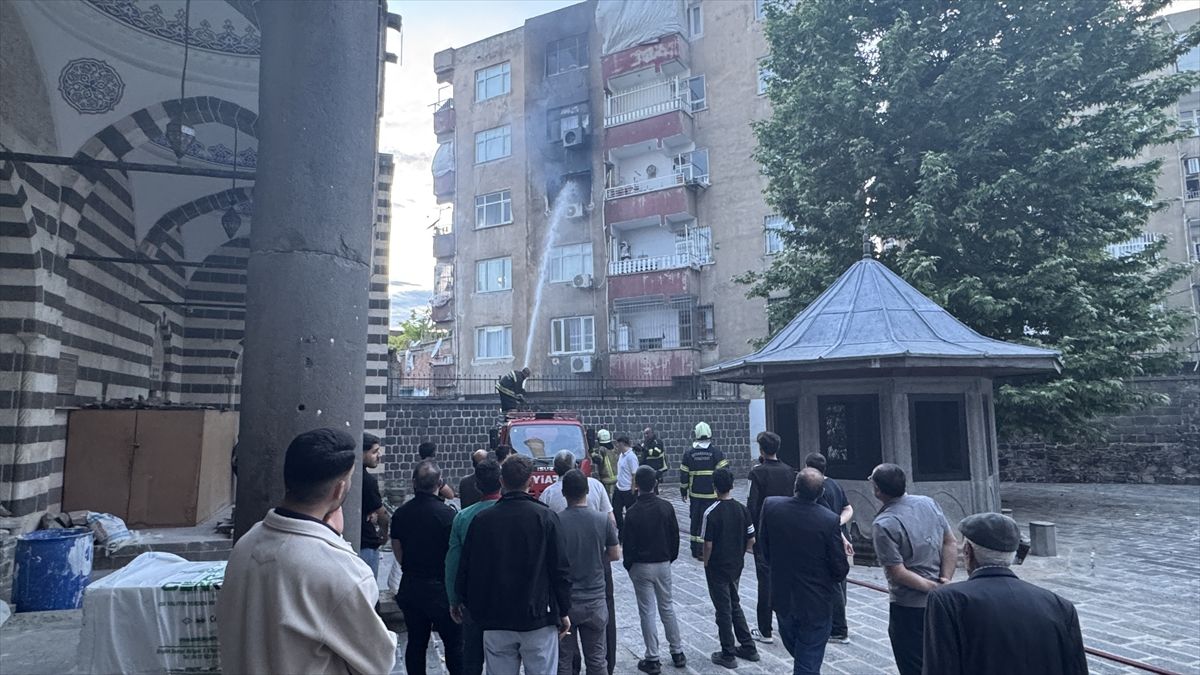 Diyarbakır'da evde çıkan yangında itfaiye eri yaralandı, 2 kişi dumandan etkilendi