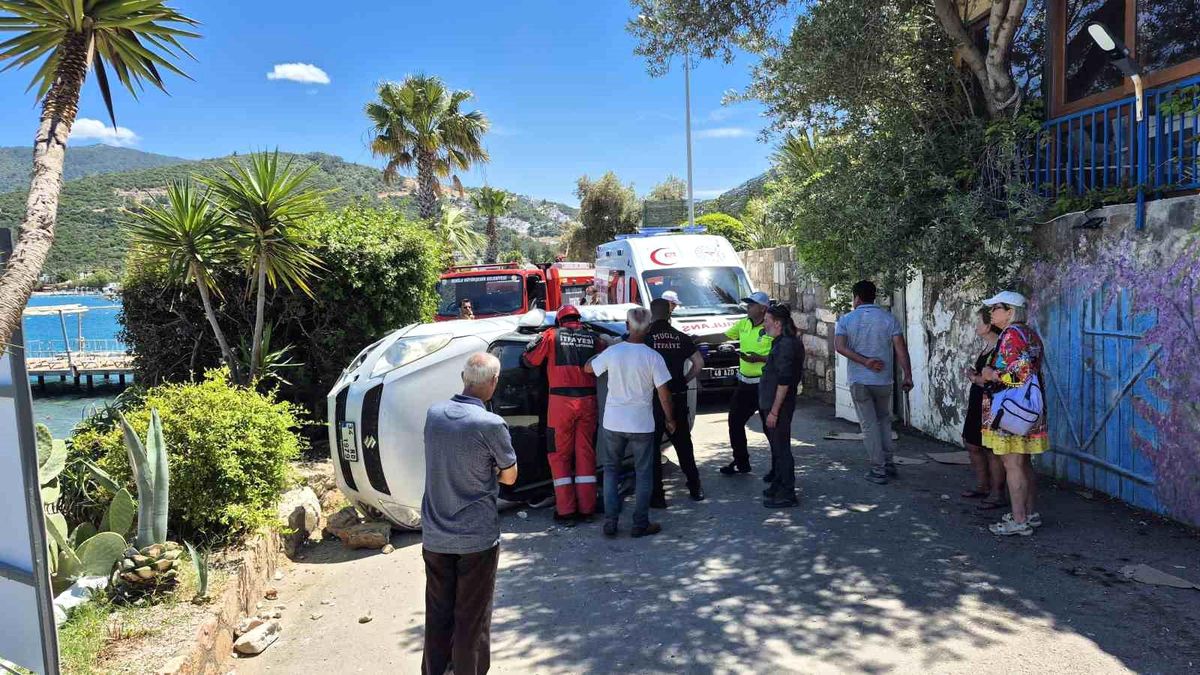 Duvara çarpan otomobil devrildi