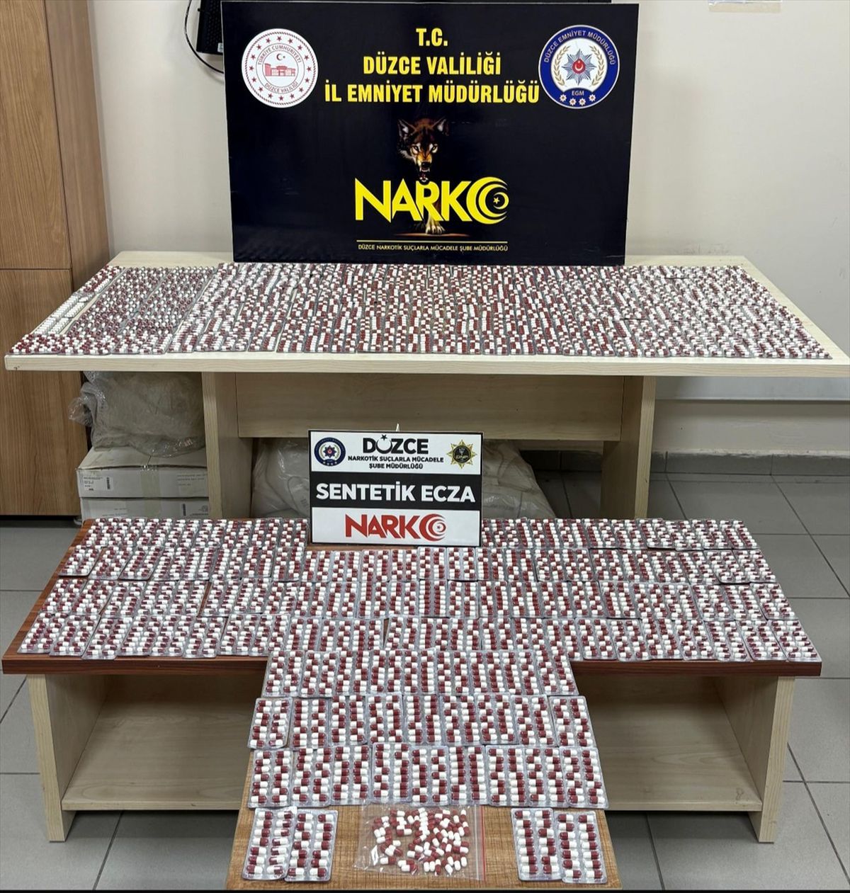 Düzce'de aracın iç döşemelerine gizlenmiş 4 bin 273 uyuşturucu hap ele geçirildi