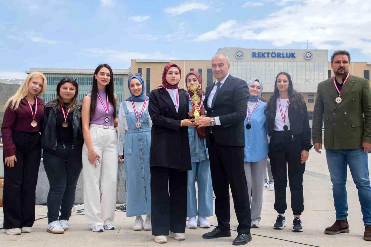 EBYÜ Bahar Şenlikleri'nde dereceye girenlere ödülleri verildi