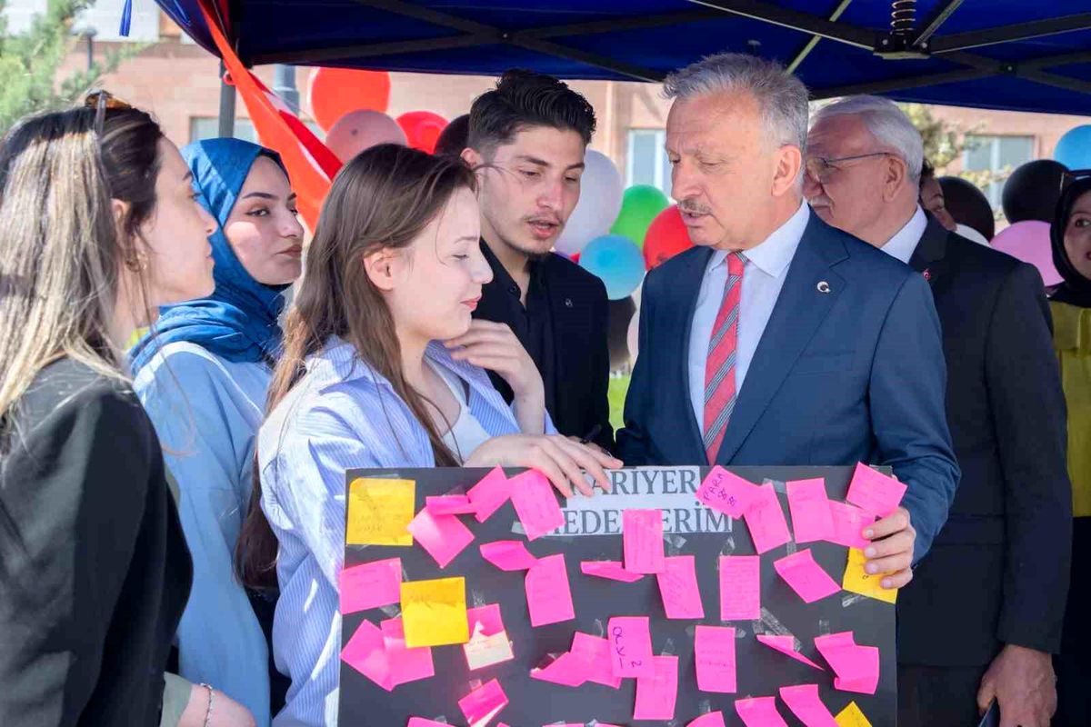 EBYÜ'de öğrenci kulüpleri bahar şenliklerinde stant açtı