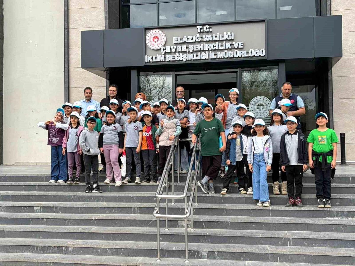 Elazığ'da minikler topladıkları kapakları çevre için teslim etti