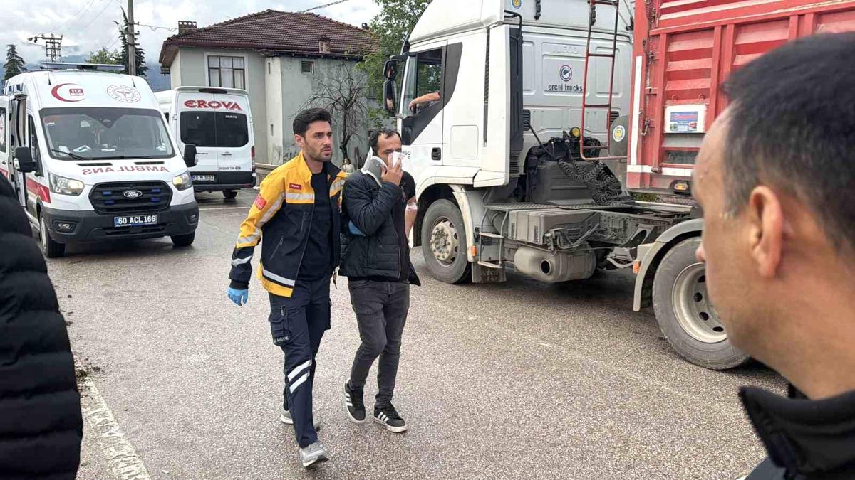 Erbaa'da iki servis minibüsü çarpıştı: 10 yaralı