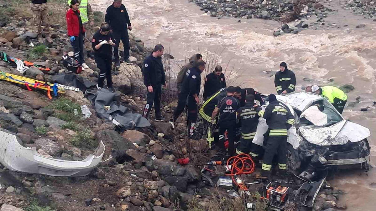 Erzincan'da otomobil dereye uçtu: 2 ölü, 1 ağır yaralı