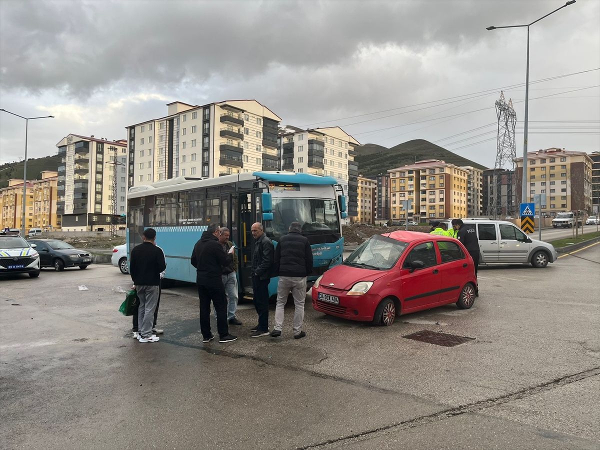 Erzurum'da otobüs-otomobil çarpıştı: 5 yaralı