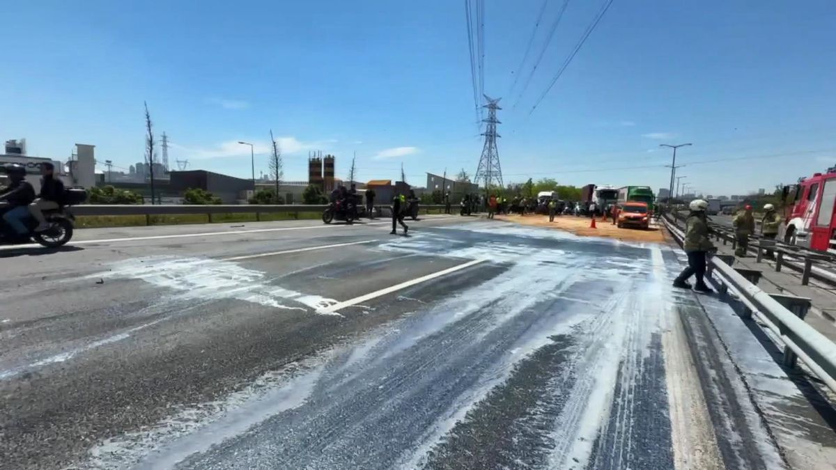 Esenyurt TEM Otoyolu'nda akaryakıt tankeriyle TIR çarpıştı
