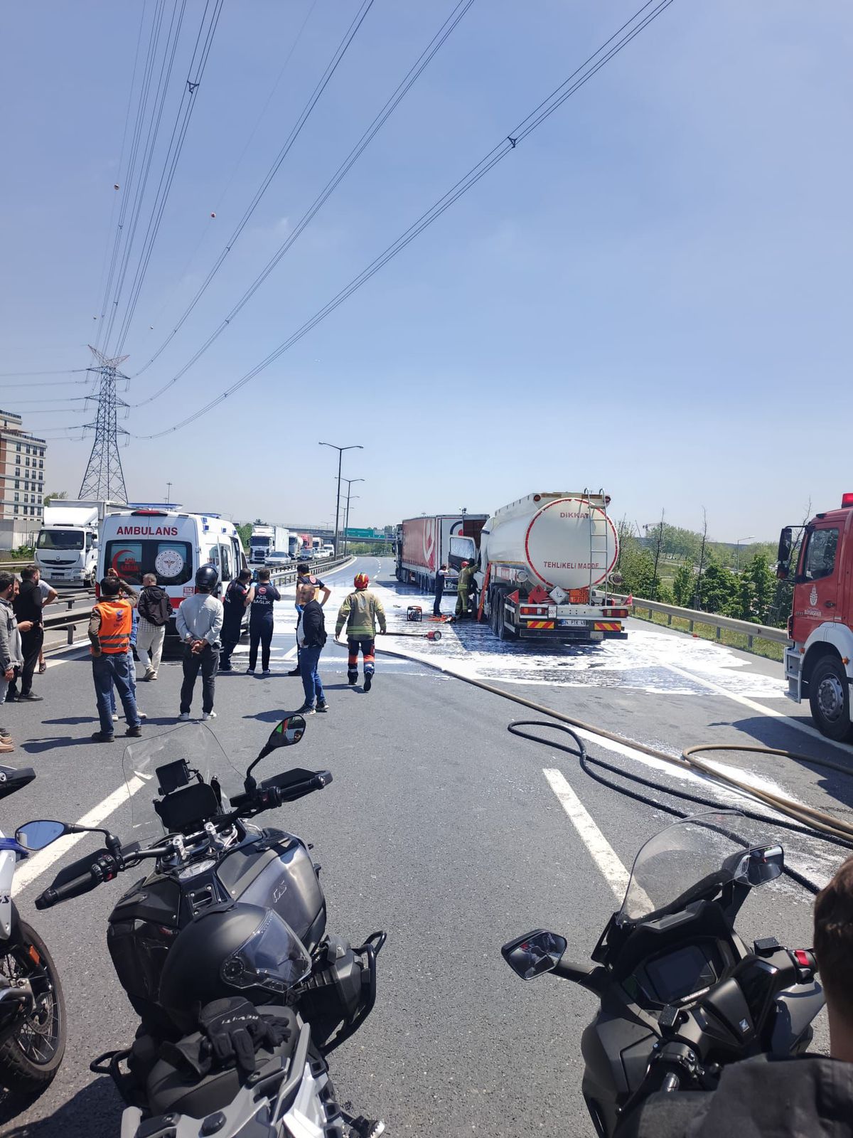 Esenyurt TEM Otoyolu'nda akaryakıt tankeriyle TIR çarpıştı
