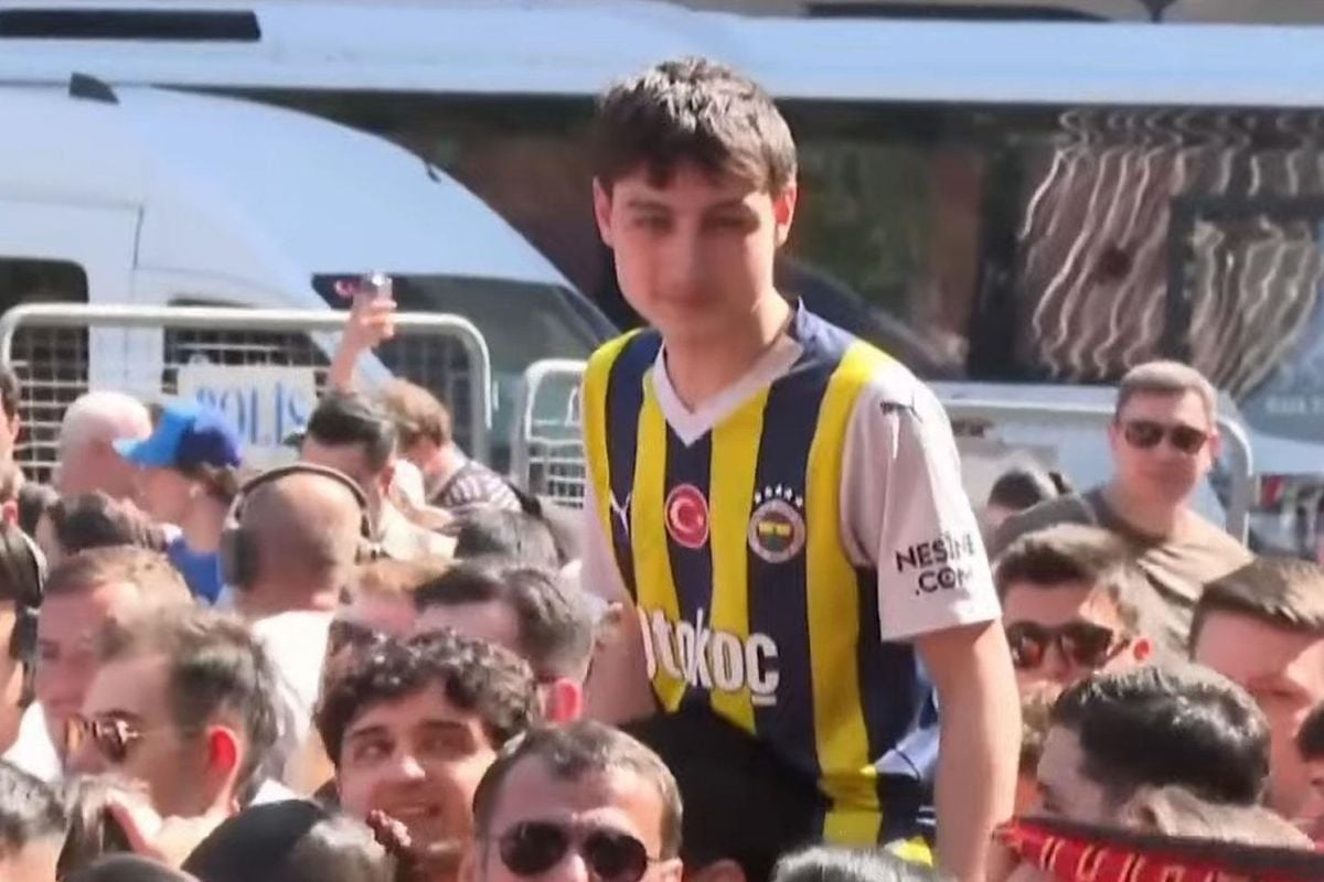 Fenerbahçeli taraftar, Galatasaray'ın şampiyonluk kutlamasına katıldı