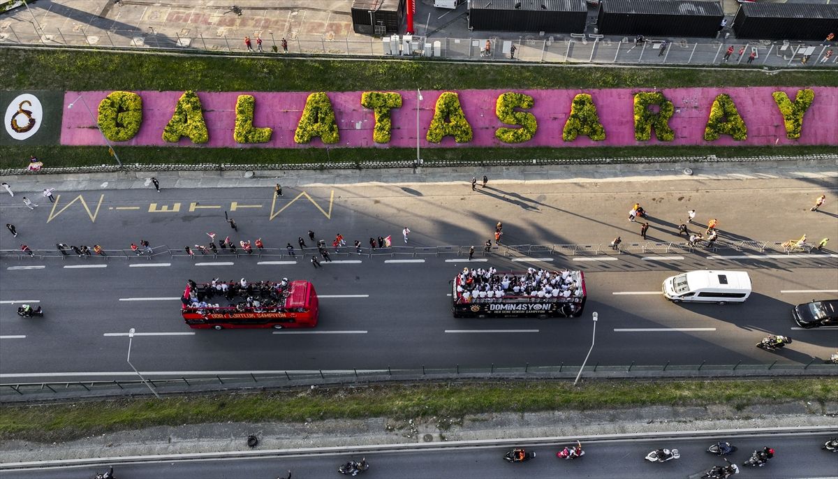 Galatasaraylı futbolcular, şampiyonluk kutlamaları için RAMS Park'a ulaştı
