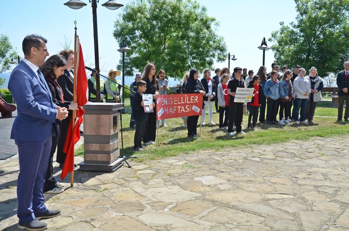 Gelibolu'da öğrenciler zeytin fidanı dikti