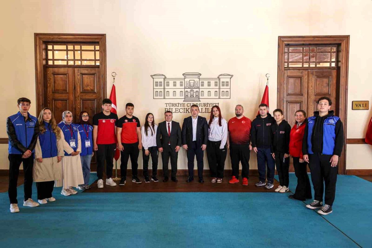 Gençlik Haftası'nda başarılı sporcular Vali Sözer'le buluştu