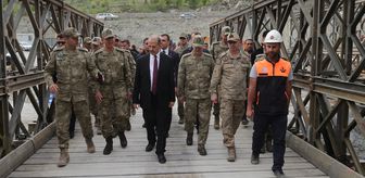 Hakkari Valisi Taşyapan ve 2. Ordu Komutanı Korgeneral Topaloğlu, panel köprü çalışmalarını inceledi