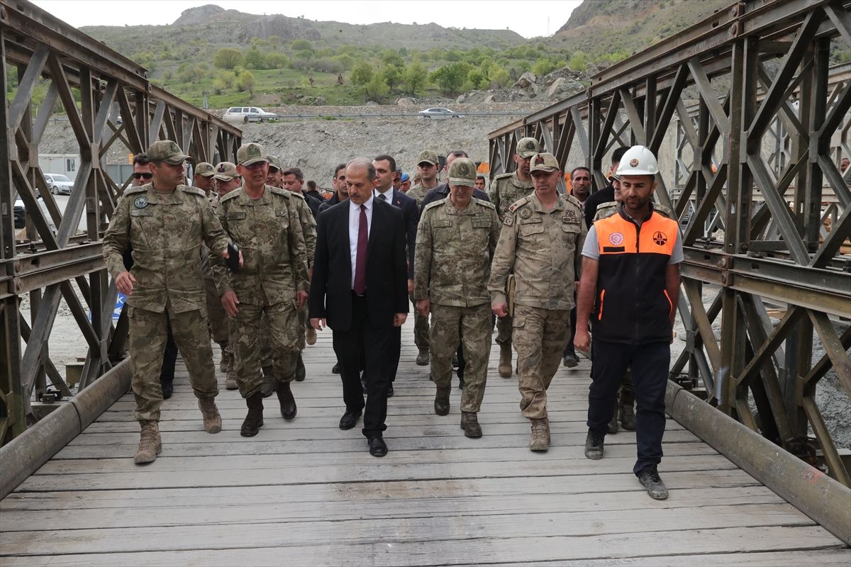 Hakkari Valisi Taşyapan ve 2. Ordu Komutanı Korgeneral Topaloğlu, panel köprü çalışmalarını inceledi