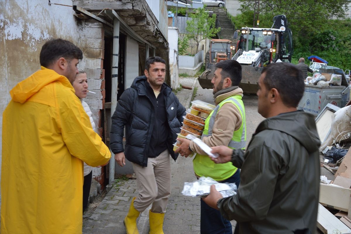 Havza'da sel mağdurlarına ve saha çalışanlarına sıcak yemek desteği