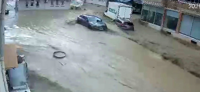جهود التنظيف بعد الفيضان