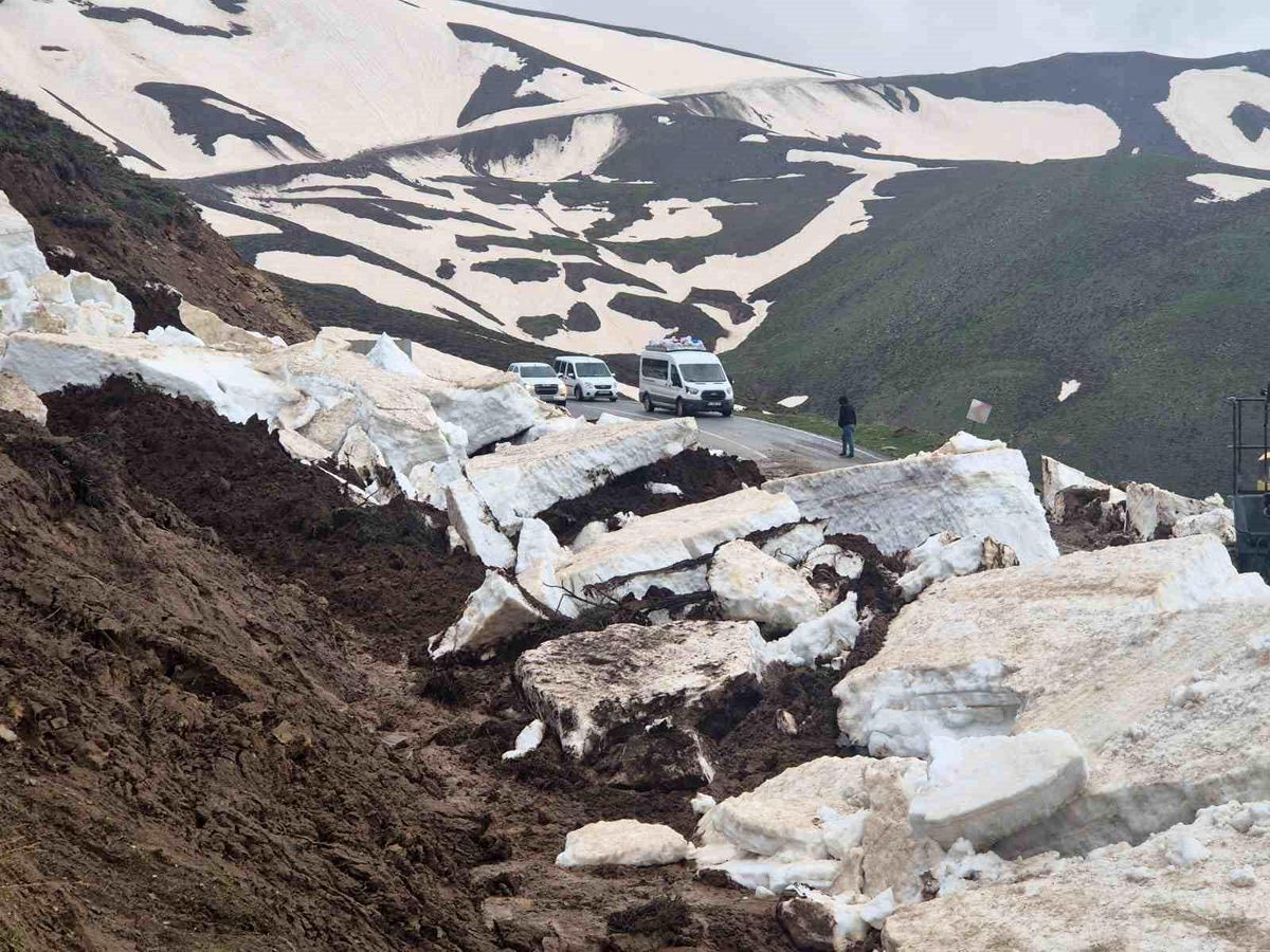 Heyelan nedeniyle kapanan Muş Çavuştepe-Üçevler grup yolu açıldı