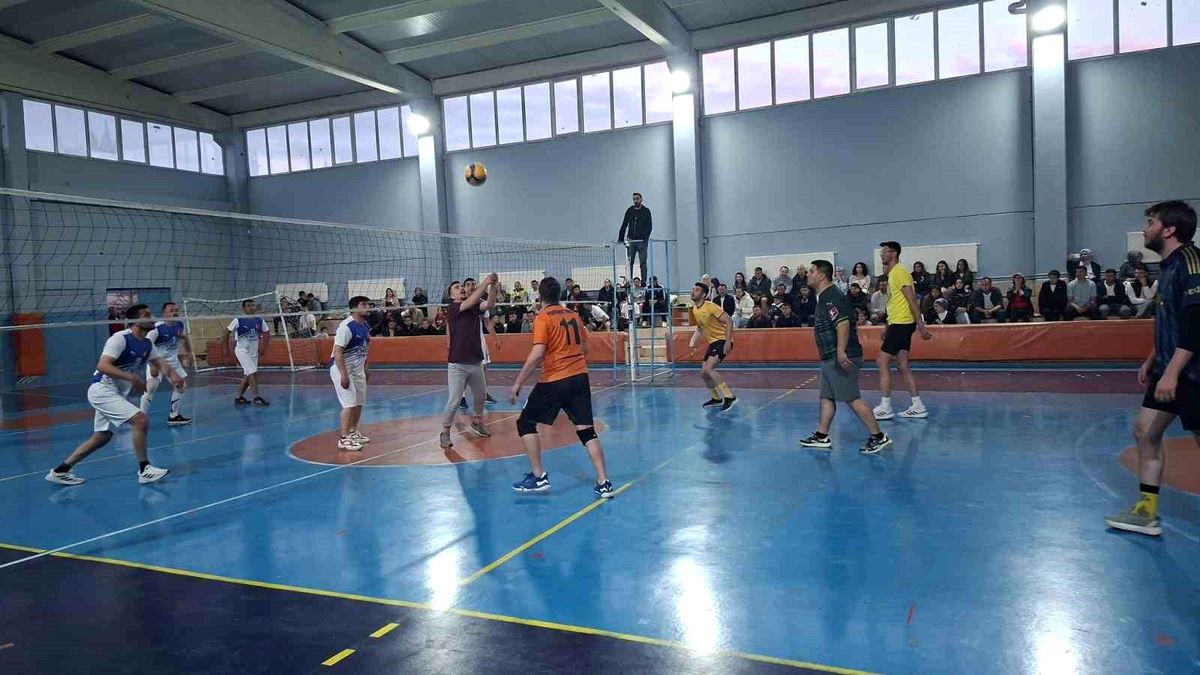 Hisarcık'ta kurumlararası voleybol turnuvasında Devlet Hastanesi şampiyon oldu