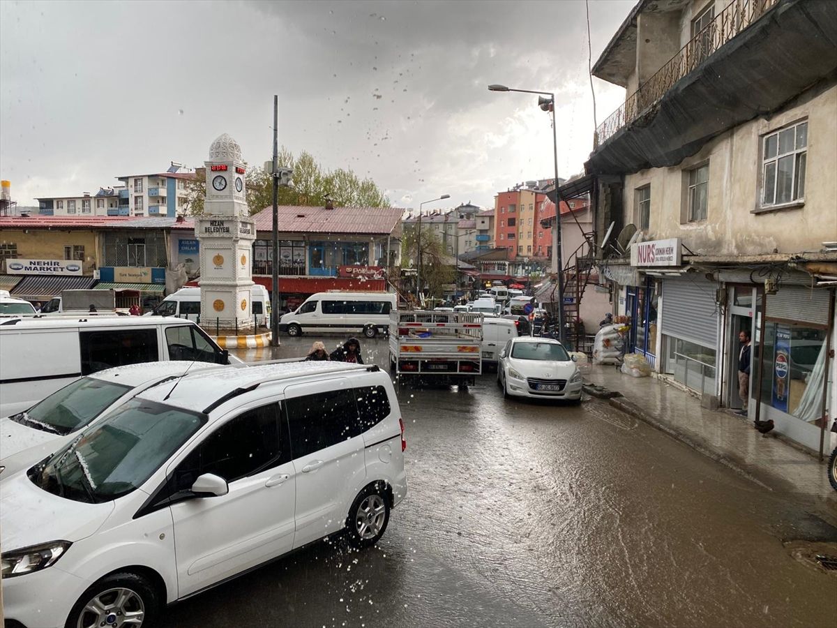 Hizan'da sağanak hayatı olumsuz etkiledi